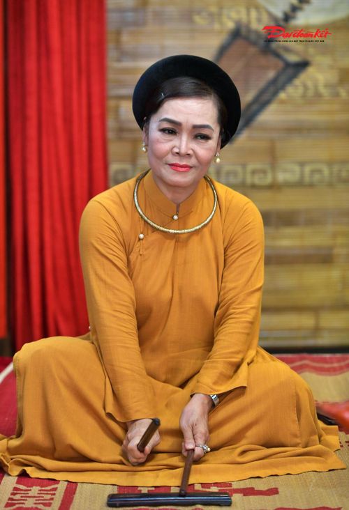 Gõ hai dùi vào cỗ phách tạo nên tiếng. 