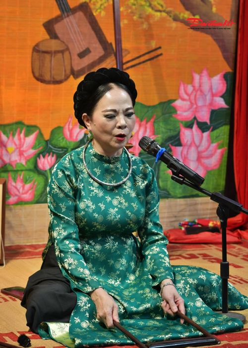Vừa cất giọng hát, vừa gõ phách, người nghệ sĩ thể hiện kỹ thuật thanh nhạc tinh tế, góp phần tạo nên sức hấp dẫn riêng của loại hình nghệ thuật này.
