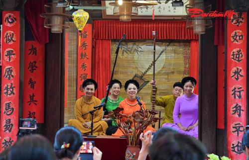 Giữa nhịp sống hiện đại, khi nhiều loại hình nghệ thuật truyền thống đứng trước nguy cơ mai một, tiếng phách, tiếng đàn và lời ca vẫn đều đặn vang lên mỗi cuối tuần tại Bích Câu Đạo Quán. Đó không chỉ là những buổi biểu diễn hay lớp học miễn phí, mà còn là hành trình lặng thầm của những nghệ nhân đang gìn giữ ký ức văn hóa dân tộc, để ca trù tiếp tục ngân vang trong đời sống hôm nay và được thế hệ trẻ viết tiếp bằng tình yêu, sự trân trọng và trách nhiệm với di sản.