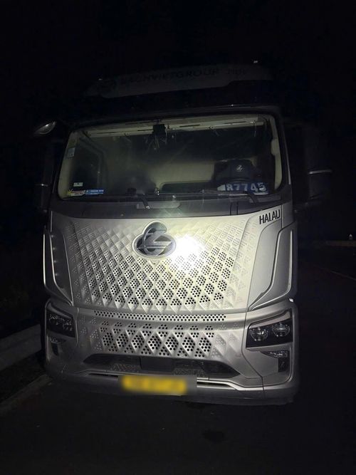 Phương tiện gặp sự cố trên cao tốc phải bật đèn cảnh báo, đặt biển hoặc thiết bị cảnh báo phía sau xe tối thiểu 150m và nhanh chóng liên hệ lực lượng chức năng để được hỗ trợ. (Ảnh: Cục CSGT).