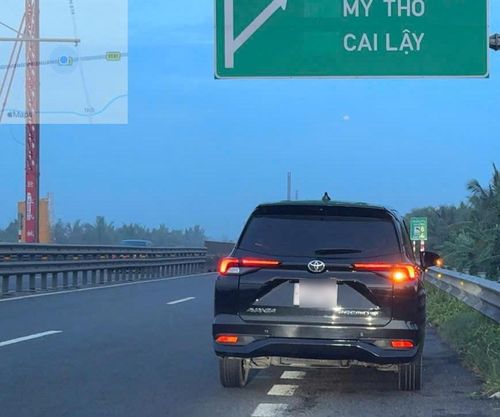 Ô tô dừng trên làn dừng khẩn cấp tại cao tốc TP.HCM - Trung Lương - Mỹ Thuận, tiềm ẩn nguy cơ mất an toàn giao thông nếu không thực hiện đầy đủ các biện pháp cảnh báo theo quy định. (Ảnh: Cục CSGT).