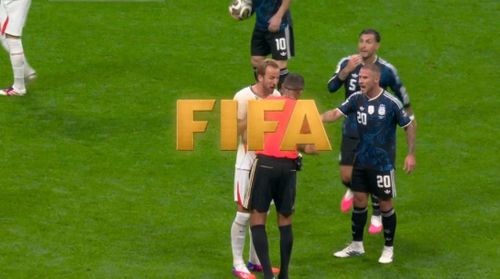 Paredes ra dấu với trọng tài, ngụ ý Kane đã vi phạm quy định mới của FIFA liên quan đến việc che miệng khi giao tiếp trên sân.
