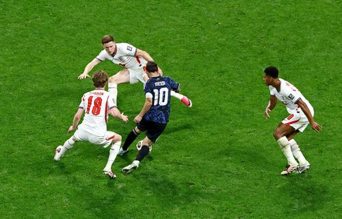  Hình ảnh thường thấy của Messi trong trận bán kết với tuyển Anh. 