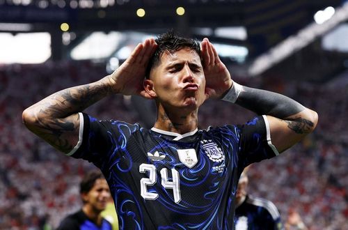 Enzo Fernandez ăn mừng ngạo nghễ sau khi ghi bàn. Ảnh: Reuters.