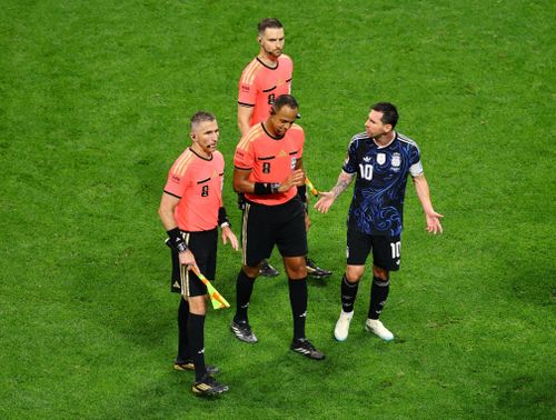 Khoảnh khắc Messi chất vấn trọng tài Elfath sau hiệp một. Ảnh: Reuters.