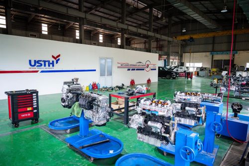 Bên trong xưởng thực hành kỹ thuật ôtô rộng hơn 600 m2 của trường Đại học Khoa học và Công nghệ Hà Nội (USTH), tiếng dụng cụ cơ khí va vào kim loại, tiếng rít nhẹ từ các mô hình thử nghiệm xe tự hành hòa cùng tiếng thảo luận rôm rả của sinh viên ngành Kỹ thuật ôtô.