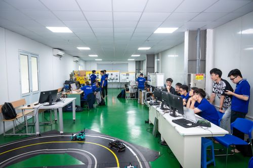 Nếu khu vực bên ngoài dành riêng cho việc thực hành bảo dưỡng, sửa chữa cơ khí thì khu vực bên trong là phòng thí nghiệm kín, trang bị đầy đủ thiết bị điện tử, hệ thống điện ôtô, xe điện và xe tự hành.