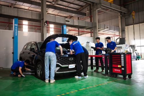 Không chỉ mô hình cắt bổ, để tăng cường trải nghiệm thực hành, USTH đầu tư riêng một xe Hyundai Santa Fe làm giáo cụ. Đây là phiên bản được đặt hàng riêng từ nhà sản xuất, giá cao hơn so với những dòng xe thương mại thông thường ngoài thị trường.