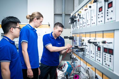 TS Lê Huệ Tài Minh, giảng viên tại Khoa Công nghệ và Kỹ thuật, cho biết các bảng mô phỏng trong phòng lab được thiết kế để bóc tách chuyên sâu các hệ thống cốt lõi trên ôtô. Nổi bật trong số đó là bảng tổng hợp cảm biến, bao gồm cảm biến vị trí bàn đạp ga, cảm biến vị trí bướm ga và cảm biến lưu lượng khí nạp. Thiết bị này cho phép sinh viên đo đạc chính xác đường truyền tín hiệu và hiểu rõ cách các hệ thống thông minh trên xe "giao tiếp" với nhau.