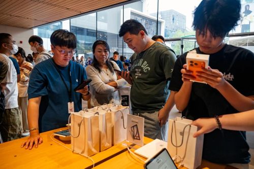 Người mua iPhone 17 trong một cửa hàng Apple tại Trung Quốc. Ảnh: Bloomberg.