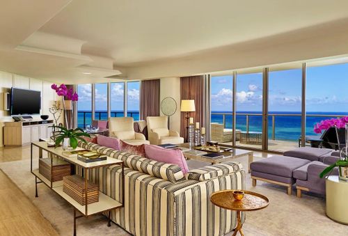 Phòng khách của dãy phòng tổng thống tại khách sạn St. Regis Bal Harbour ở Miami phục vụ giới siêu giàu tận hưởng kỳ World Cup. Ảnh: St. Regis.