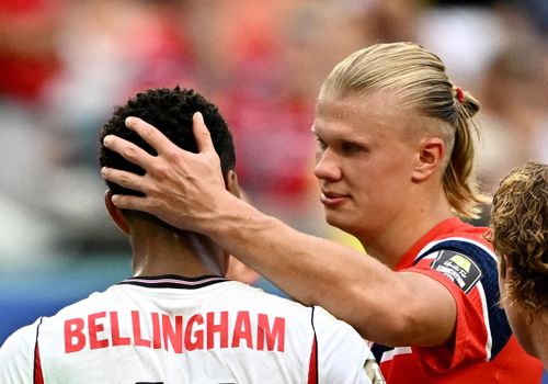  Tại World Cup, Bellingham và Haaland nhiều lần trò chuyện, cười đùa và ôm nhau khi Anh đối đầu Na Uy. Ảnh: Dylan Martinez/Reuters. 