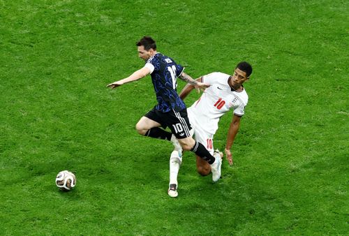 Đội trưởng Argentina và Bellingham đã có cuộc hội thoại ngắn căng thẳng ở hiệp một. Ảnh: Lee Smith/Reuters. 