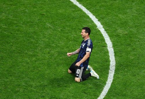 Messi không chỉ nguy hiểm với chân trái. Ảnh: Reuters.