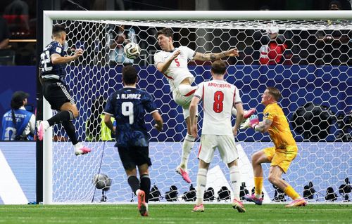 Sau bàn mở tỷ số trước Argentina, tuyển Anh nhanh chóng mất quyền kiểm soát và để lộ khoảng trống lớn nhất ở tuyến giữa.