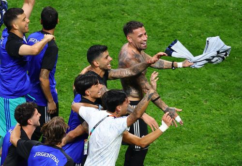 Argentina thể hiện hai bộ mặt trước tuyển Anh: quyết liệt trong tranh chấp và bùng nổ khi có cơ hội kiểm soát thế trận.