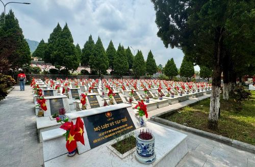 Tại Nghĩa trang Liệt sĩ Vị Xuyên, vẫn còn nhiều mộ liệt sĩ tập thể và mộ chưa xác định được danh tính