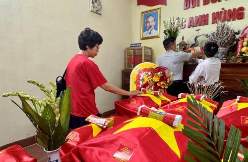 Thành viên đoàn khảo sát xúc động bên hài cốt của các liệt sĩ vừa được tìm thấy