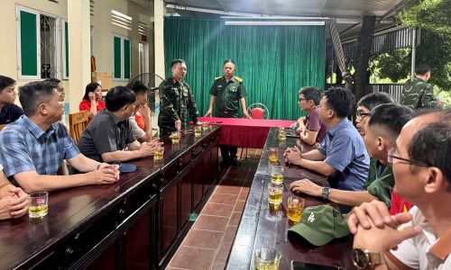 Thượng tá Trần Quang Huy (người đứng đầu hàng bên trái) chia sẻ thông tin về Chiến dịch "500 ngày đêm đẩy mạnh thực hiện tìm kiếm, quy tập và xác định danh tính hài cốt liệt sĩ”