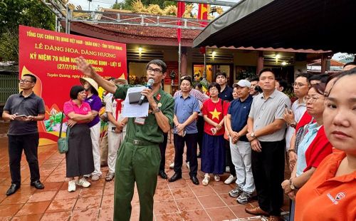 Cựu chiến binh Phạm Ngọc An dẫn đoàn khảo sát trên hành trình tri ân