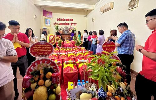 Các thành viên đoàn khảo sát dâng hương tưởng niệm các liệt sĩ có hài cốt vừa được quy tập