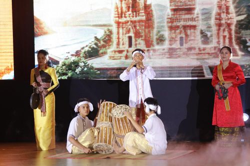 Không gian văn hóa Chăm mở ra cơ hội để sinh viên trải nghiệm và tìm hiểu những giá trị văn hóa truyền thống