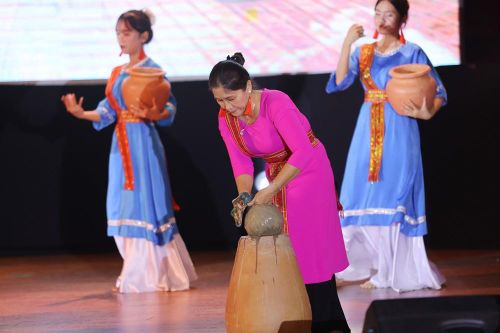 Nghệ nhân Đàng Sinh Khả Ái, đến từ Khánh Hòa, thực hành làm gốm Bàu Trúc trên sân khấu "Chăm kể" để giới thiệu đến sinh viên
