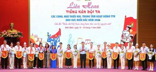 Ban tổ chức tặng hoa và cờ lưu niệm cho các Đoàn tham dự liên hoan