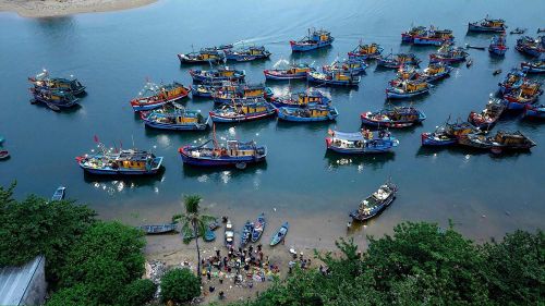 Chợ nổi Nghĩa An trở thành điểm đến hấp dẫn, kết hợp trải nghiệm văn hóa và ẩm thực biển Quảng Ngãi. Ảnh Việt Hoàng