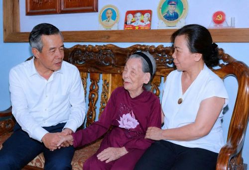 Bí thư Tỉnh ủy Thanh Hóa Lê Đức Thái thăm hỏi, động viên bà Nguyễn Thị Lễ, mẹ liệt sĩ Hoàng Văn Trung, tại phường Hạc Thành. Ảnh: Minh Hiếu