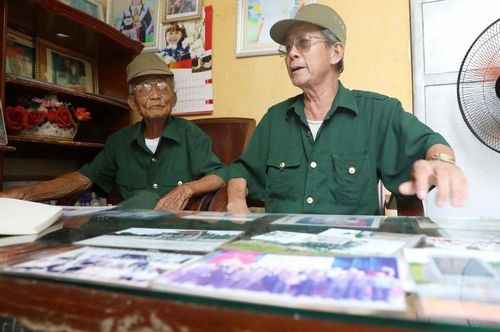 Trong căn nhà nhỏ của mình, cựu Thanh niên xung phong Nguyễn Văn Tự (xã Vũ Quý, tỉnh Hưng Yên) vẫn giữ gìn cẩn thận từng tấm ảnh, từng trang tư liệu về Đại đội C130 như những báu vật của cuộc đời. Ảnh: Thế Duyệt - TTXVN