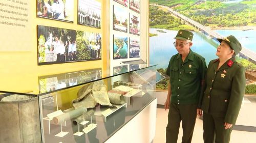 Nhiều hiện vật được trưng bày tại Di tích lịch sử Bến phà II Long Đại - nơi hy sinh của 16 Thanh niên xung phong tháng 9 năm 1972. Ảnh: TTXVN phát
