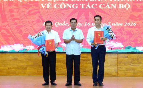 Bí thư Tỉnh ủy An Giang, Trưởng Đoàn ĐBQH tỉnh Nguyễn Tiến Hải trao quyết định và tặng hoa chúc mừng ông Đinh Văn Nơi và ông Lê Quốc Anh. Ảnh: TTXVN phát