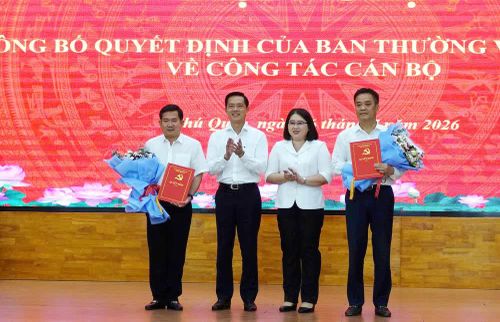 Lãnh đạo đặc khu Phú Quốc tặng hoa chúc mừng Trung tướng Đinh Văn Nơi, Phó Bí thư Tỉnh ủy An Giang, Bí thư Đảng ủy đặc khu Phú Quốc và ông Lê Quốc Anh, Phó Trưởng Ban tổ chức Tỉnh ủy An Giang. Ảnh: TTXVN phát