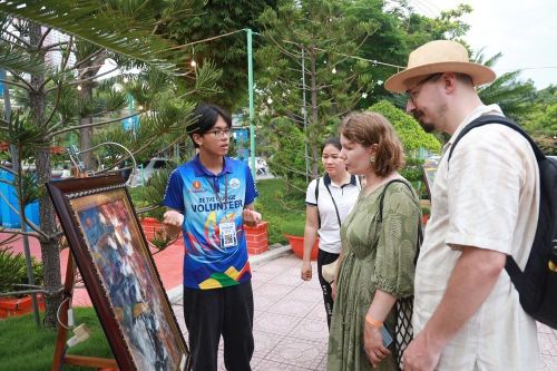 Du khách nước ngoài tham quan triển lãm với chủ đề “Tinh hoa ngành nghề yến sào”