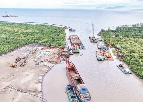 Khu vực thi công cầu nối đất liền với đảo Hòn Khoai, kết nối với tuyến đường cao tốc Cà Mau-Đất Mũi, đang được khẩn trương thi công bất kể nắng, mưa.