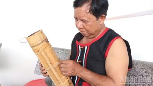 Nghệ nhân Tà Thía Panh mong có các cháu nhỏ hay thanh niên trong xã đến học làm, học đánh đàn để truyền lại tất cả những gì mình biết cho thế hệ mai sau.