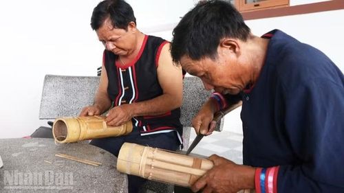 Hai nghệ nhân Tà Thía Panh và Tà Thía Ca (xã Phước Hà, tỉnh Khánh Hòa) đang chế tác đàn Chapi và chỉnh âm thanh nốt chuẩn xác cho đàn.