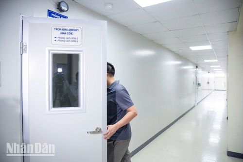 Các chuyên gia khẳng định những công đoạn trong phòng Tách chiết ADN là khâu quan trọng nhất trong chuỗi 6 bước, bởi chỉ khi thu được đủ lượng ADN tinh sạch, các bước giải trình tự tiếp theo mới có thể thực hiện chính xác.