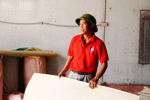 Ông Nguyễn Thanh Bình với khát vọng đưa chiếu cói vươn xa. (Ảnh: Hà Thương)