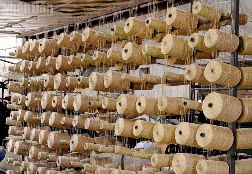 Những sợi dệt xếp ngay ngắn, đều đặn góp phần hoàn chỉnh những chiếc chiếu. (Ảnh: Hà Thương)