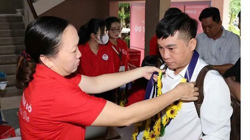 Hội Chữ thập đỏ Cần Thơ tôn vinh người hiến máu tình nguyện.