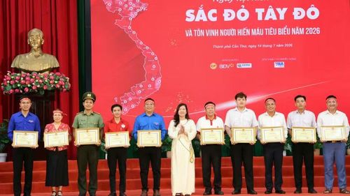 Lãnh đạo thành phố Cần Thơ tặng bằng khen cho các cá nhân hiến máu tình nguyện.