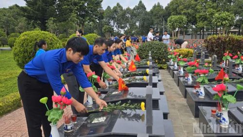 Tuổi trẻ thắp hương tưởng niệm các anh hùng liệt sĩ. (Ảnh: CÔNG LÝ)