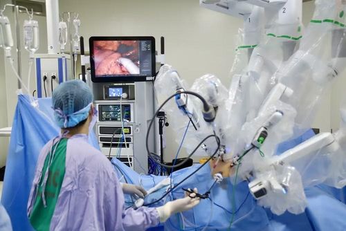 Sau hóa xạ trị, người bệnh 33 tuổi được chỉ định phẫu thuật nội soi robot.