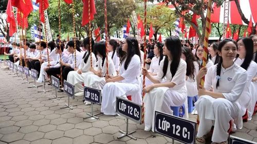 Các trường phổ thông trọng điểm giữ nguyên và tiếp tục triển khai theo kế hoạch. Trong ảnh: Trường trung học phổ thông Chuyên Phan Bội Châu kỷ niệm 50 năm ngày thành lập.