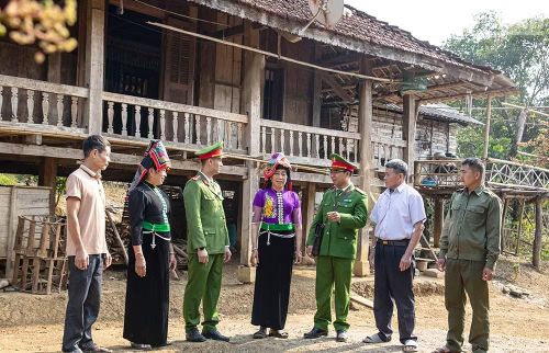 Lực lượng Công an chính quy phối hợp các bản tuyên truyền, vận động người dân thực hiện tốt công tác phòng, chống ma túy.