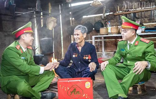 Tại các xã vùng cao, biên giới, ngoài công tác phối hợp các lực lượng, Công an các xã còn thường xuyên thăm hỏi, động viên những người có uy tín ở bản.