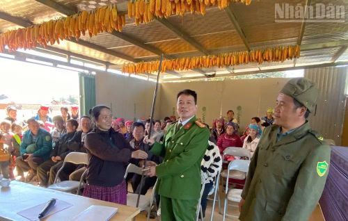 Lực lượng Công an xã tổ chức tuyên truyền, vận động người dân tự nguyện giao nộp vũ khí tự chế.