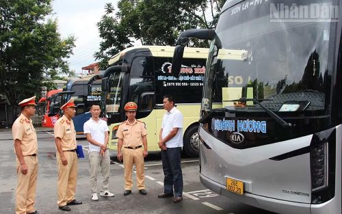 Lực lượng Cảnh sát giao thông, Công an tỉnh Sơn La tăng cường tuyên truyền công tác bảo đảm an toàn giao thông cho các đơn vị kinh doanh vận tải trên địa bàn.